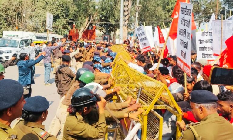 पटना में विधानसभा मार्च के दौरान महिलाओं पर पुलिस लाठीचार्ज