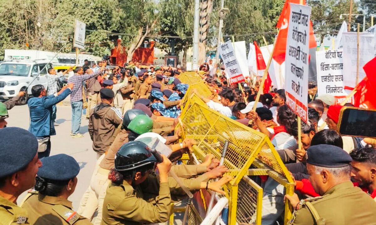 पटना में विधानसभा मार्च के दौरान महिलाओं पर पुलिस लाठीचार्ज