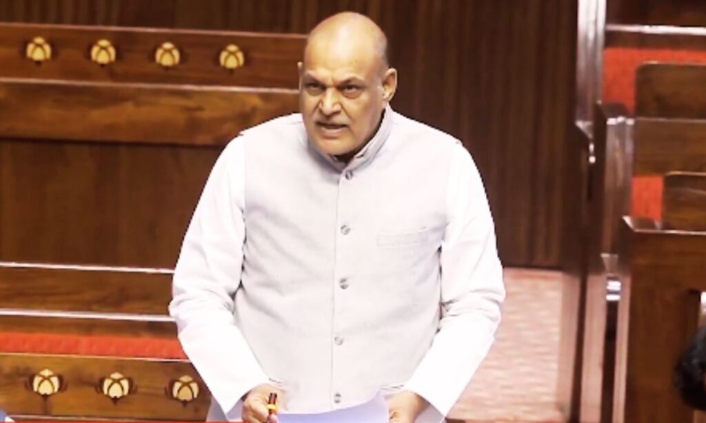 MSP से कम दाम पर सोयाबीन बेचता किसान