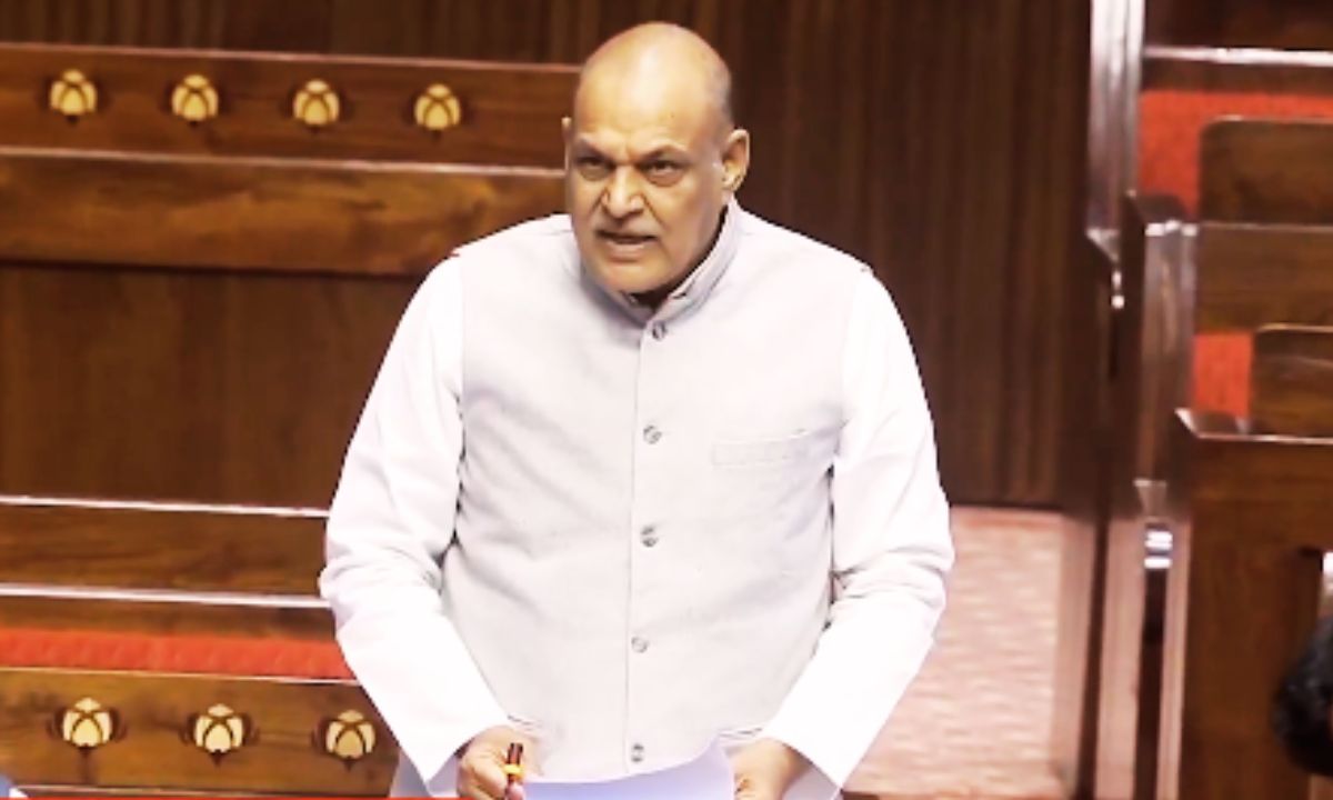 MSP से कम दाम पर सोयाबीन बेचता किसान