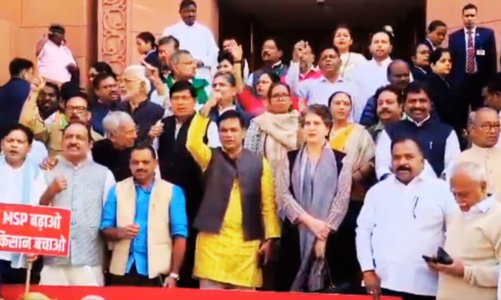 प्रियंका गांधी मजदूरों और किसानों के मुद्दे पर बयान देते हुए