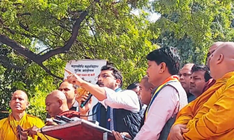 12 फरवरी 2026 को जंतर मंतर, नई दिल्ली में महाबोधि महाविहार मुक्ति आंदोलन के दौरान चंद्रशेखर आजाद और हजारों समर्थक BT Act रद्द करने की मांग करते हुए