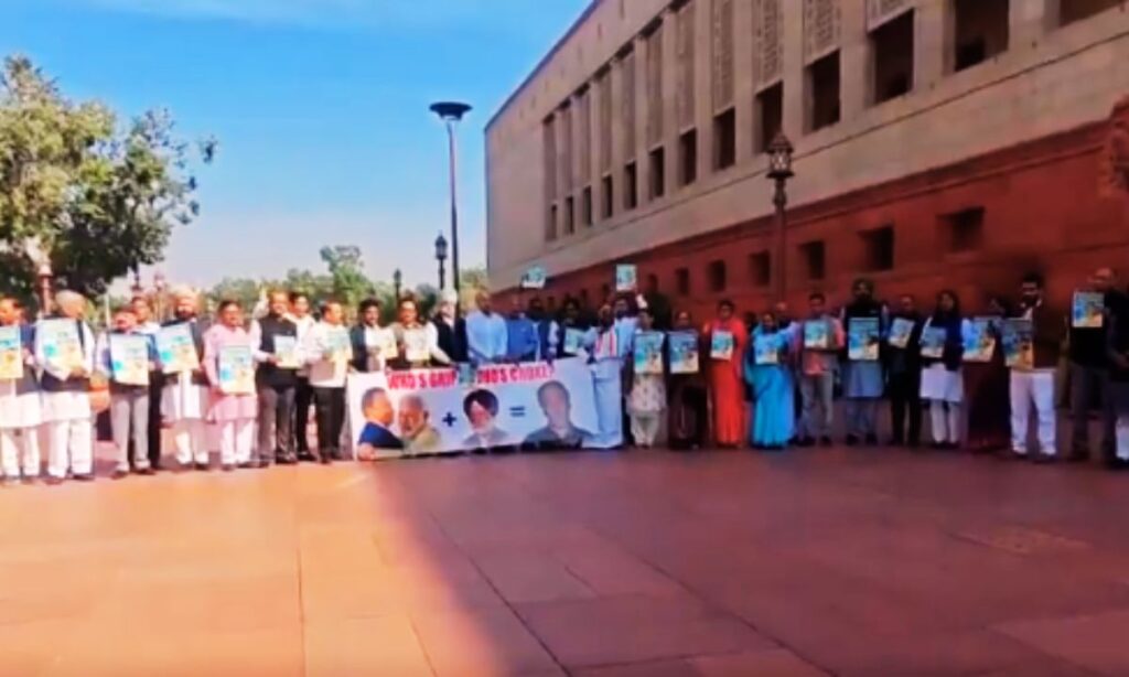 संसद परिसर में हरदीप पुरी पर आरोपों को लेकर विपक्षी सांसदों का विरोध प्रदर्शन