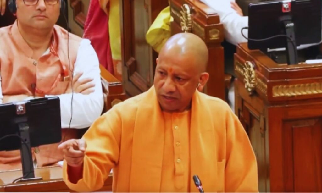 योगी आदित्यनाथ कानून सर्वोपरि पर बयान देते हुए