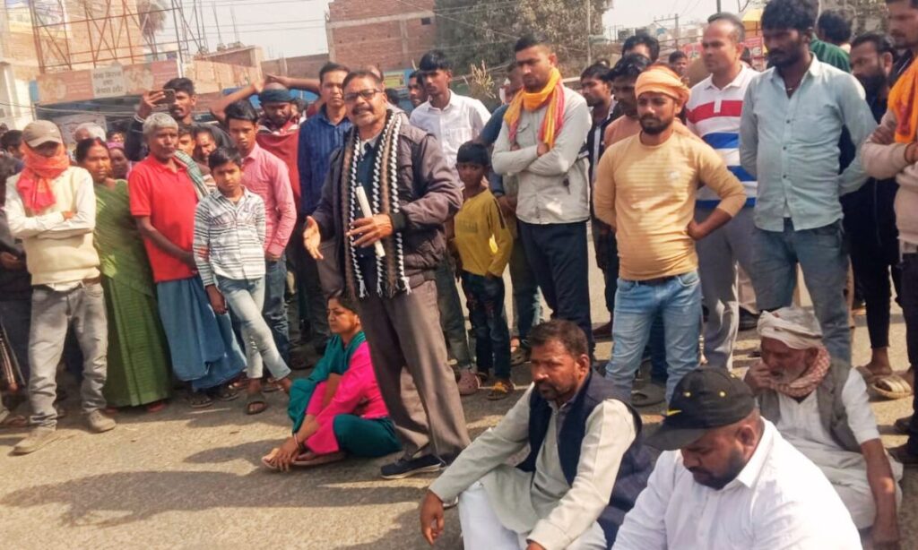 एम्स गोलंबर पर फुलवारी छात्रा मौत मामले में प्रदर्शन करते लोग