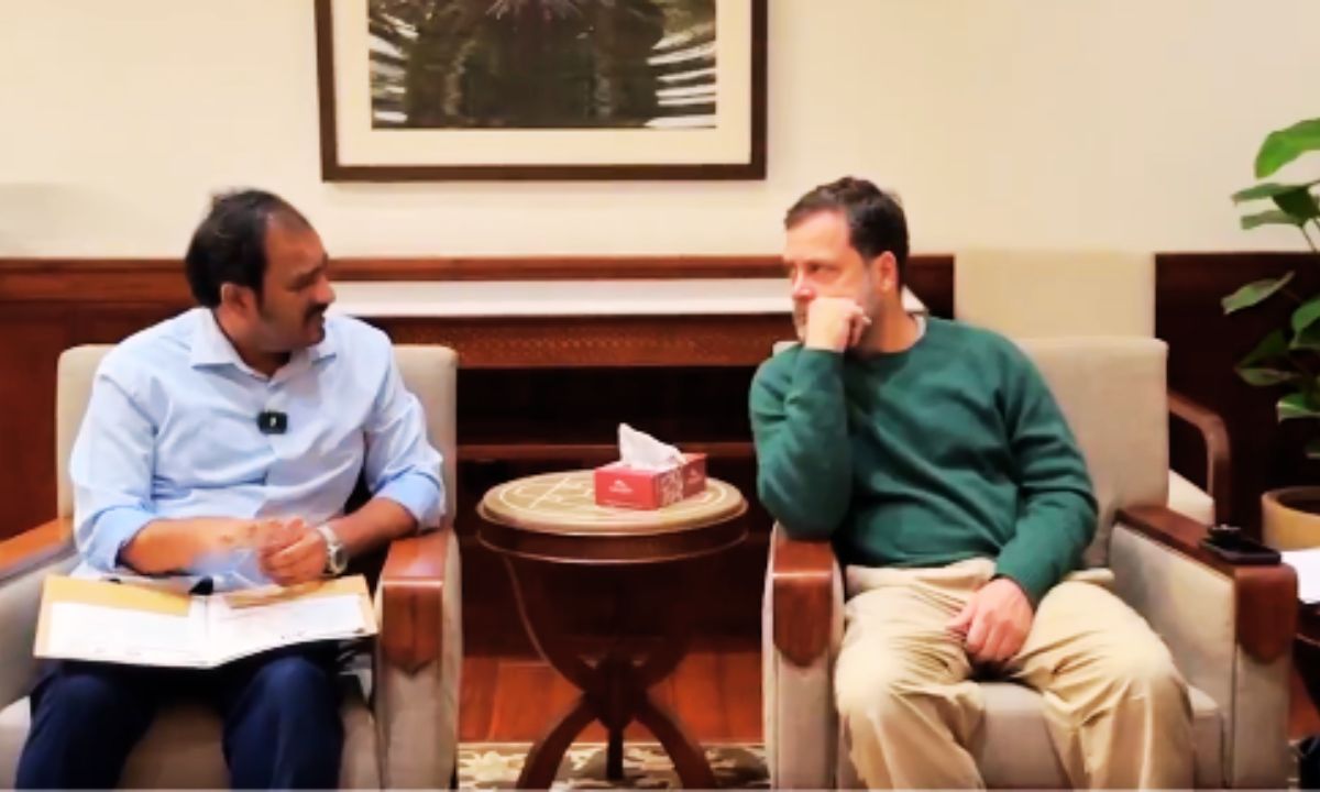 जनसंसद में गिग वर्कर्स से मिलते राहुल गांधी