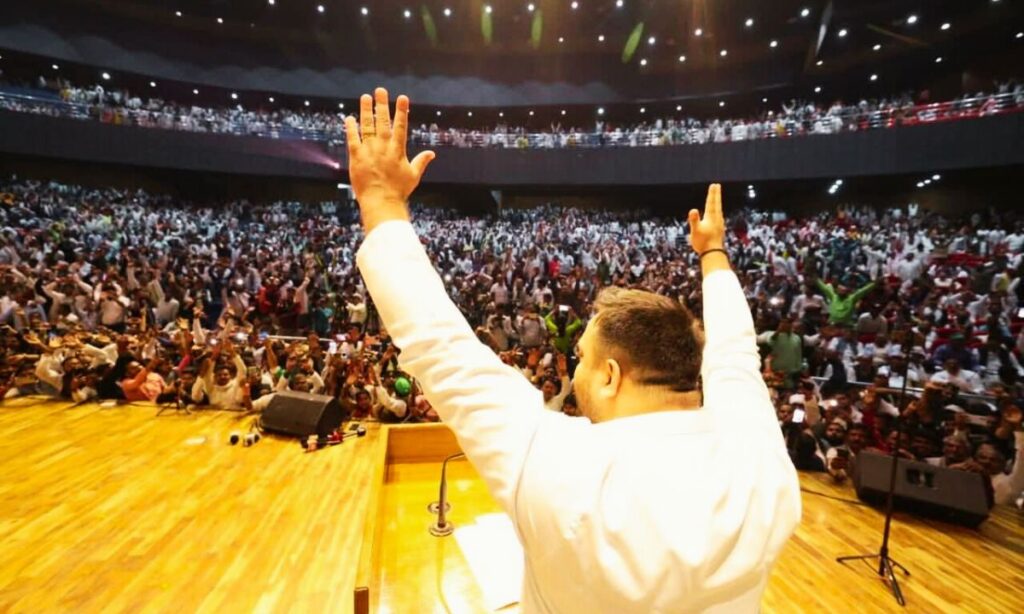 तेजस्वी प्रसाद यादव कर्पूरी ठाकुर पुण्यतिथि कार्यक्रम में संबोधन देते हुए