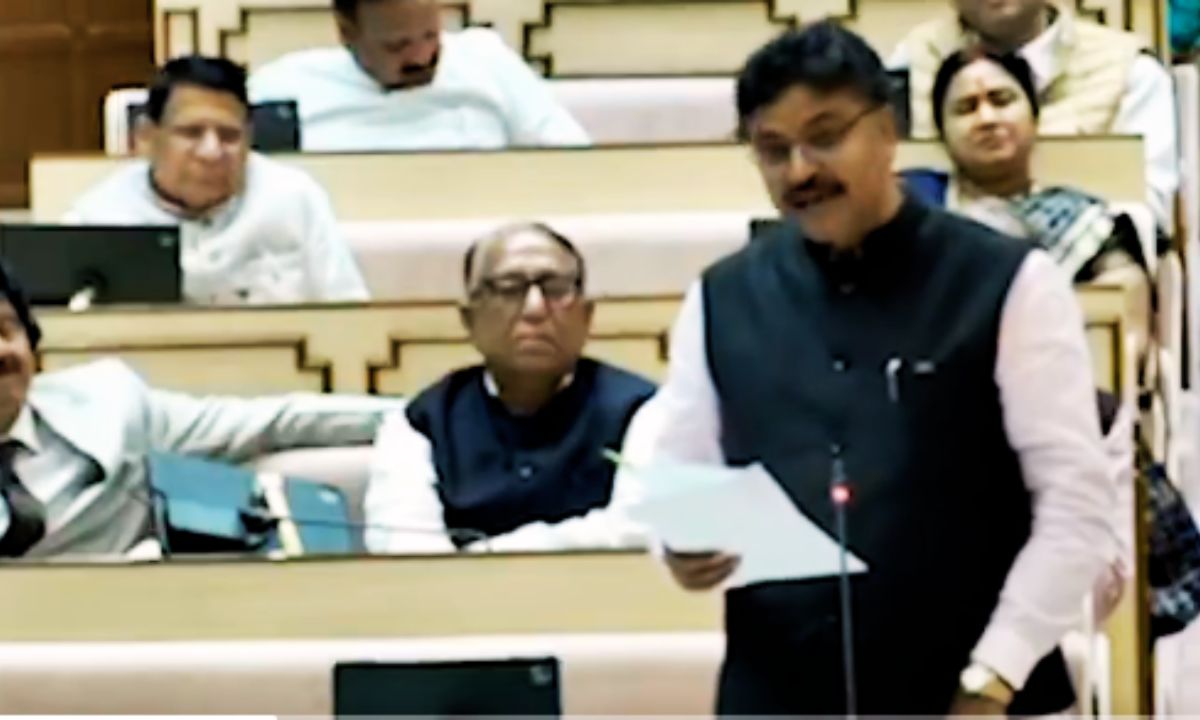 सदन में बजट पर कविता पढ़ते टीका राम जूली