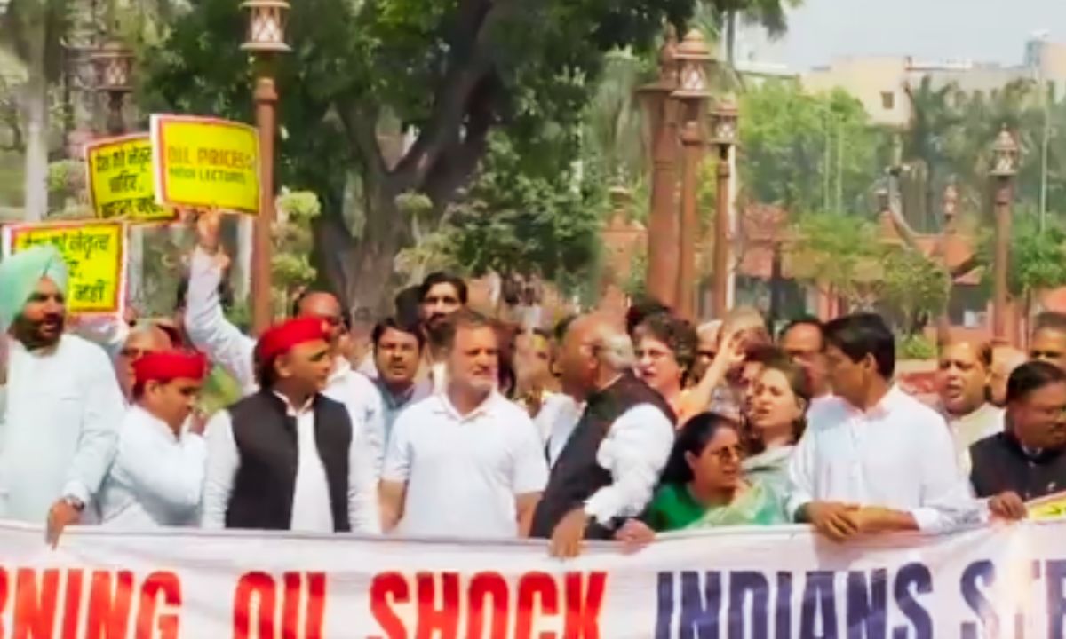 कांग्रेस ने सोशल मीडिया पोस्ट में नरेंद्र मोदी पर ट्रंप के सामने झुकने का आरोप लगाया