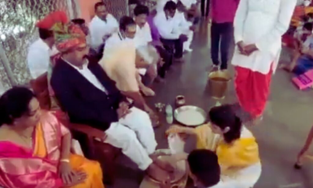 महाराष्ट्र महिला आयोग की अध्यक्ष और विवादित बाबा से जुड़ी मुलाकात का प्रतीकात्मक दृश्य