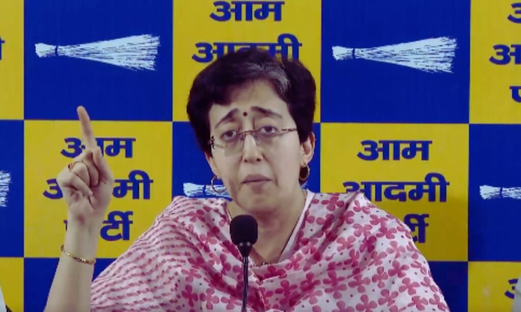 दिल्ली विधानसभा में AAP विधायकों के सस्पेंशन के विरोध में बयान देती हुई आतिशी