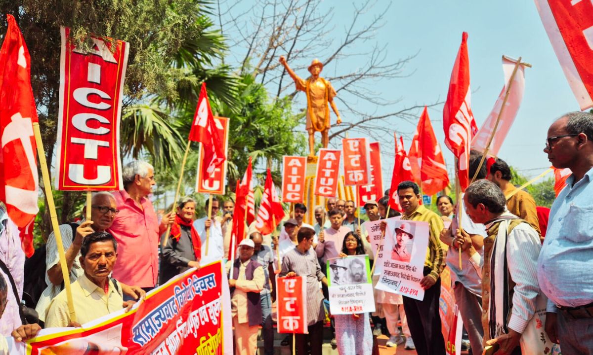 पटना में भगत सिंह शहादत दिवस पर नेताओं द्वारा प्रतिमा पर माल्यार्पण करते हुए