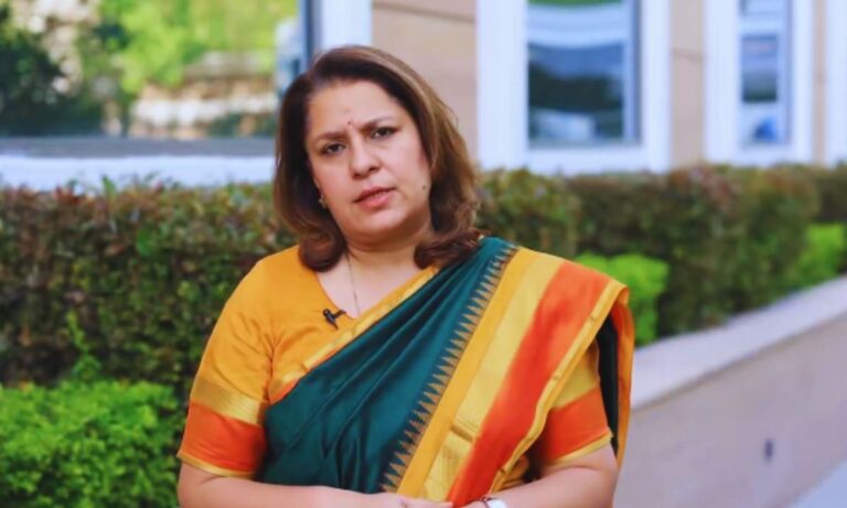 मोदी के बयान से पैनिक? पेट्रोल पंपों पर भीड़,Supriya Shrinate ने लगाए आरोप मोदी के बयान के बाद पेट्रोल पंपों पर लगी लंबी कतारें