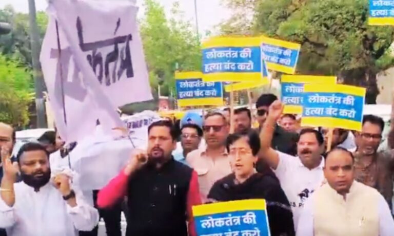 Atishi ने BJP पर लोकतंत्र कुचलने का आरोप लगाया, लोकतंत्र की अर्थी विरोध प्रदर्शन