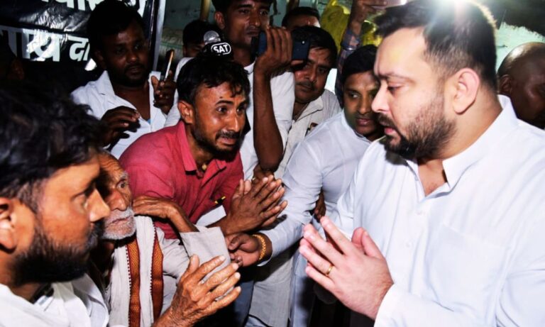 मुजफ्फरपुर गोलीकांड: जगतवीर राय की हत्या पर भड़का आक्रोश, तेजस्वी यादव ने उठाए गंभीर सवाल मुजफ्फरपुर गोलीकांड के बाद पीड़ित परिवार से मिलते तेजस्वी यादव