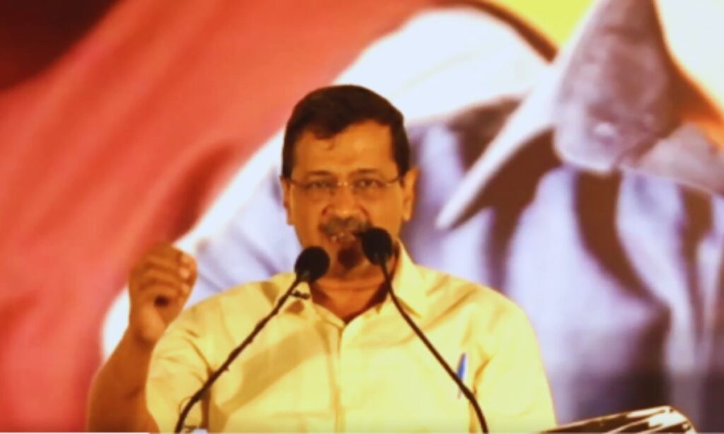 Arvind Kejriwal सौराष्ट्र में जनसभा के दौरान गुजरात में BJP सरकार पर 30 साल की लूट का आरोप लगाते हुए भाषण देते हुए