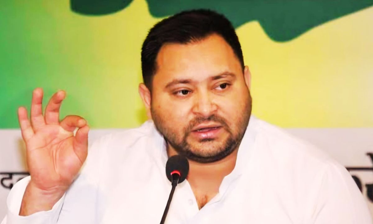 बिहार में बिजली दर बढ़ोतरी पर तेजस्वी यादव का बयान देते हुए