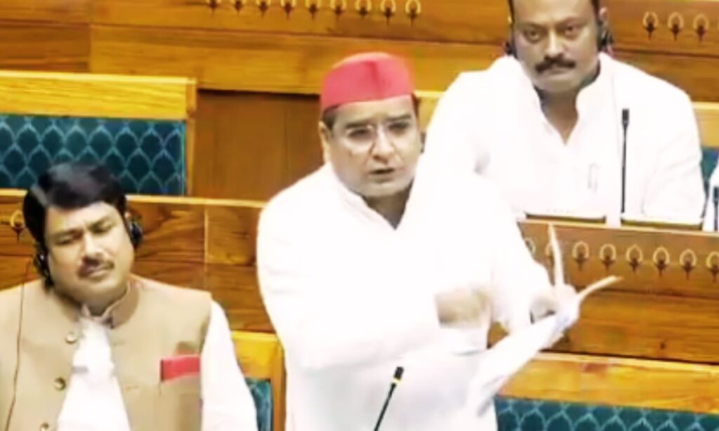 डॉलर के मुकाबले रुपया रिकॉर्ड निचले स्तर पर — क्या है इसके मायने और सियासी बयानबाज़ी?