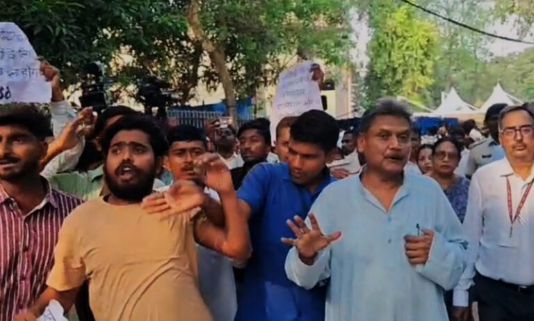 पटना विश्वविद्यालय में शिक्षा मंत्री के खिलाफ छात्रों का विरोध प्रदर्शन और घेराव