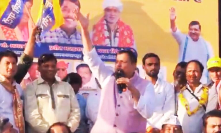 असम विवाद पर Sanjay Singh का बीजेपी पर बयान देते हुए दृश्य