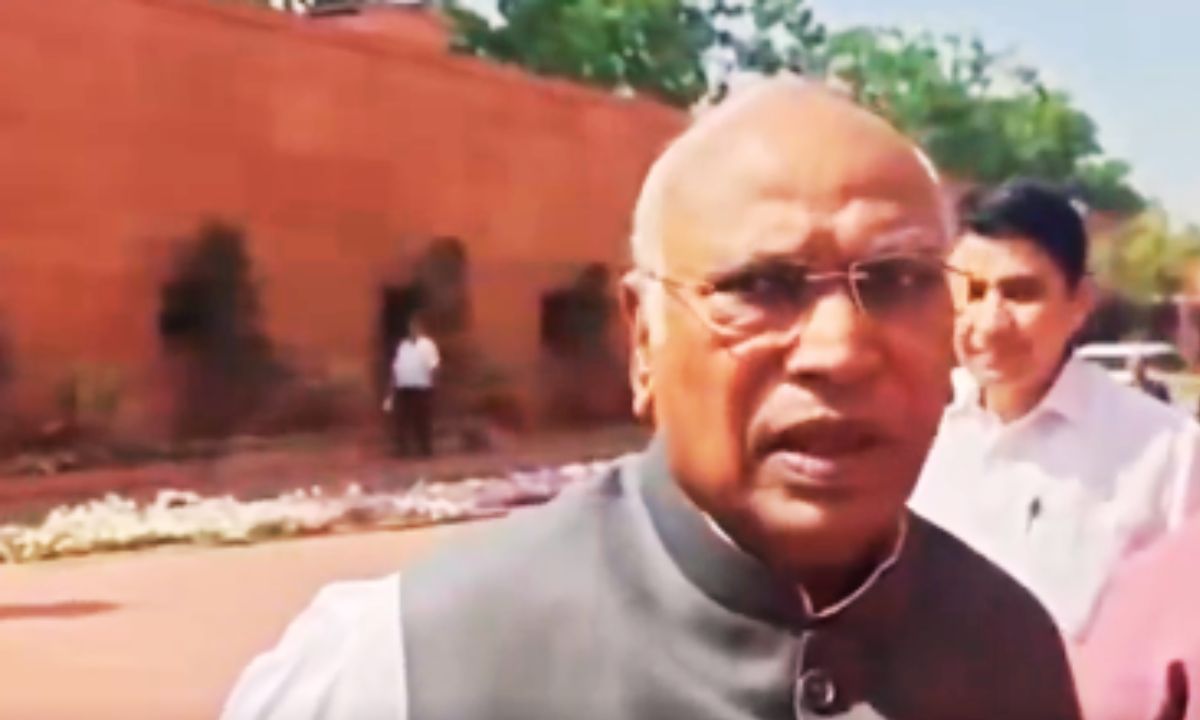 Mallikarjun Kharge महिला आरक्षण और delimitation विवाद पर बयान देते हुए, केंद्र सरकार की नीतियों की आलोचना करते नजर आ रहे हैं