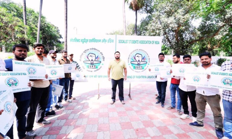 पटना में प्रेस कॉन्फ्रेंस के दौरान Tejashwi Prasad Yadav द्वारा छात्र राजद का नाम बदलकर SSAI करने की घोषणा