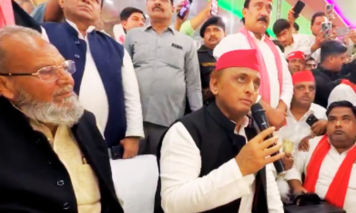 अखिलेश यादव BJP की विदेश नीति पर बयान देते हुए, भारत और पाकिस्तान की कूटनीति पर सवाल उठाते हुए