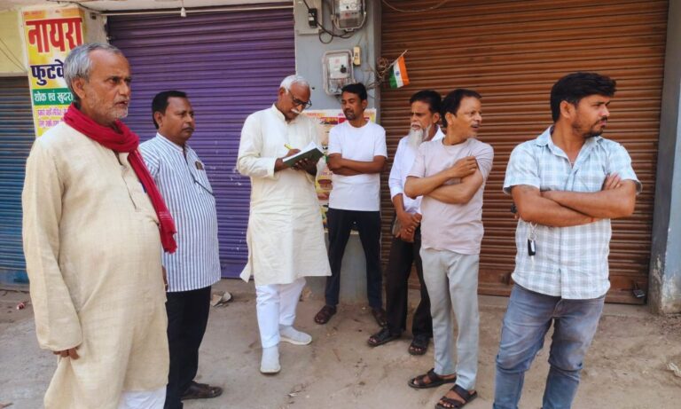 रोह बाजार नवादा में हिंसा के बाद जली हुई दुकानें और तैनात पुलिस बल