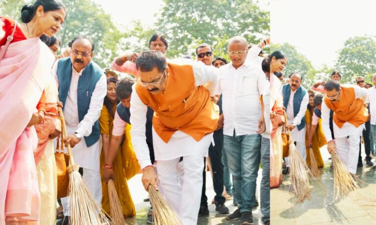 पटना उच्च न्यायालय परिसर में संजय सरावगी द्वारा अंबेडकर प्रतिमा की सफाई और माल्यार्पण करते हुए दृश्य