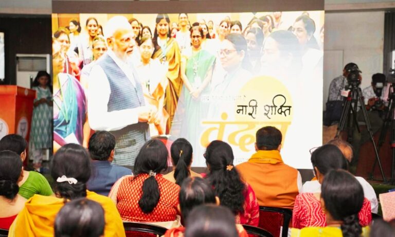 पटना भाजपा कार्यालय में कार्यकर्ता पीएम मोदी का नारी शक्ति वंदन सम्मेलन संबोधन सुनते हुए
