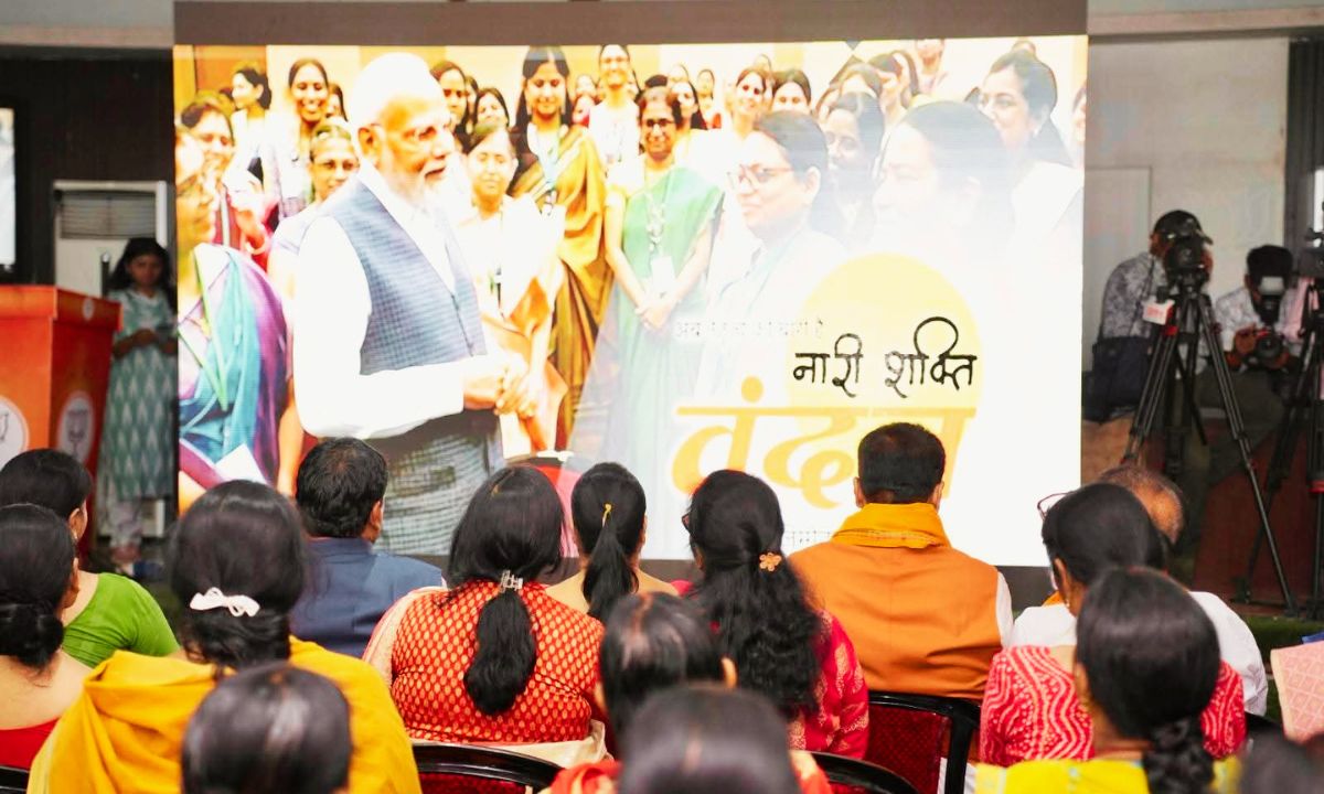 पटना भाजपा कार्यालय में कार्यकर्ता पीएम मोदी का नारी शक्ति वंदन सम्मेलन संबोधन सुनते हुए