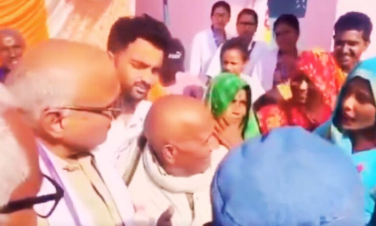 महिला ने पूछा हक का सवाल, BJP सांसद ने कहा चुप रहो — क्या यही है लोकतंत्र की असली तस्वीर? गांव की महिला बुनियादी सुविधाओं पर सवाल पूछते हुए और सभा में मौजूद सांसद की प्रतिक्रिया का दृश्य