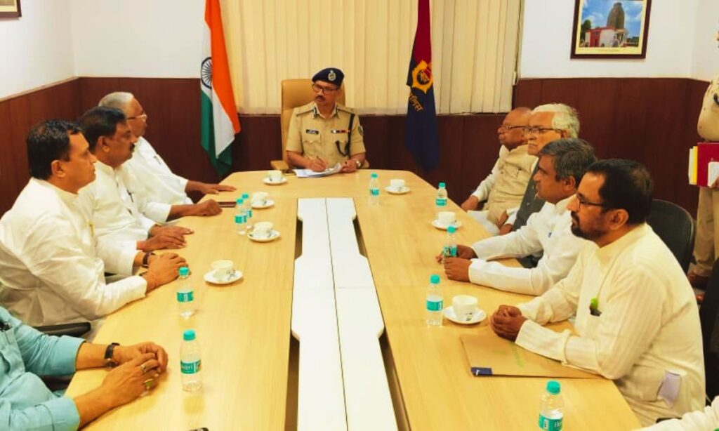 पटना में राजद नेताओं का प्रतिनिधिमंडल DGP से मुलाकात करते हुए