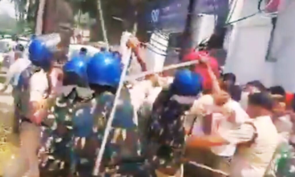TRE-4 भर्ती को लेकर बिहार में प्रदर्शन कर रहे युवाओं पर लाठीचार्ज के विरोध में बयान देते तेजस्वी यादव
