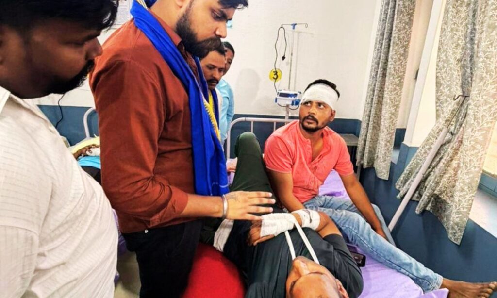 देवबंद के लालवाला गांव में दलित समाज के समर्थन में बोलते चंद्रशेखर आज़ाद