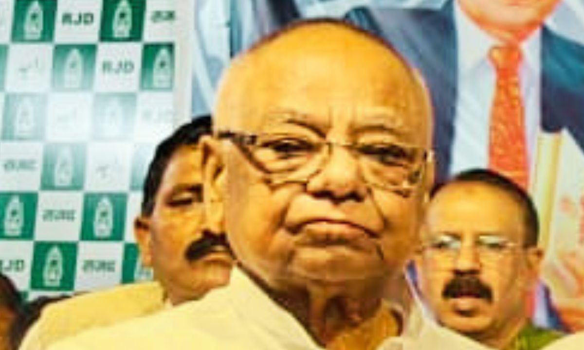 प्रेस कॉन्फ्रेंस में पेट्रोल-डीजल की बढ़ती कीमतों पर बयान देते RJD प्रदेश अध्यक्ष मंगनी लाल मंडल