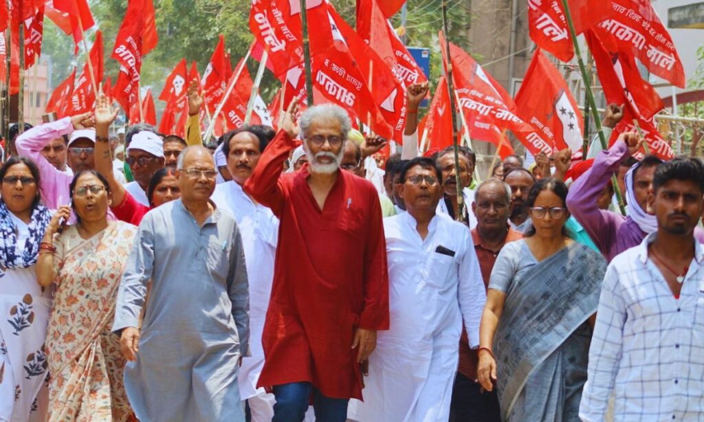 दरभंगा में आयोजित माले के 12वें राज्य सम्मेलन को संबोधित करते नेता और मौजूद कार्यकर्ता