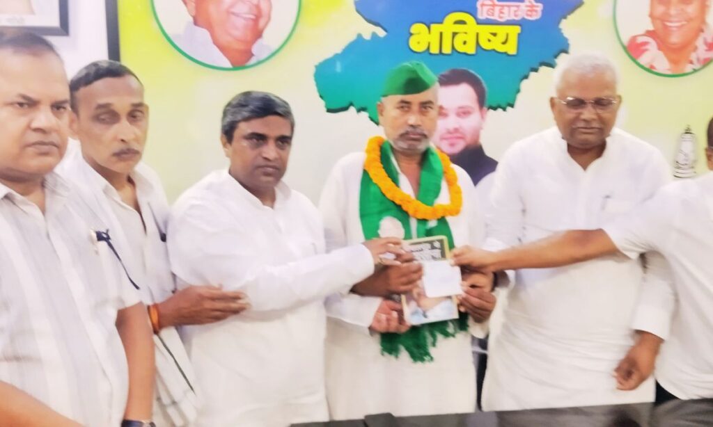 पटना में राजद की सदस्यता ग्रहण करते भाजपा नेता भरत चौरसिया के साथ पार्टी पदाधिकारी