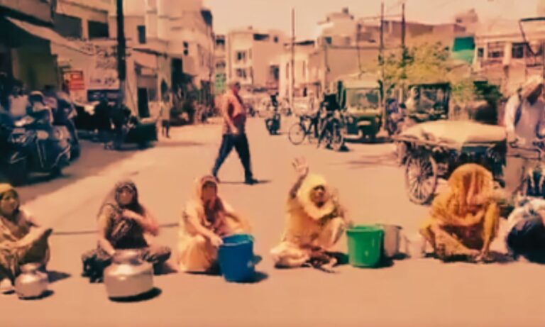 आगरा में पानी संकट के खिलाफ सड़क पर प्रदर्शन करती महिलाएं