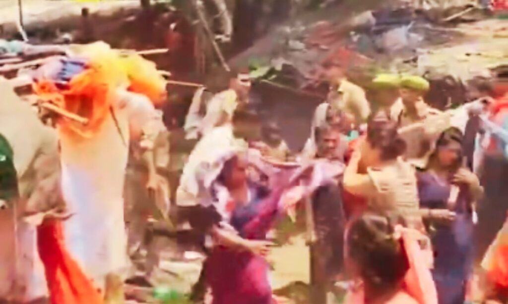 प्रयागराज के गऊघाट में अतिक्रमण हटाओ अभियान के दौरान प्रशासनिक कार्रवाई पर सवाल उठाते चंद्रशेखर आजाद