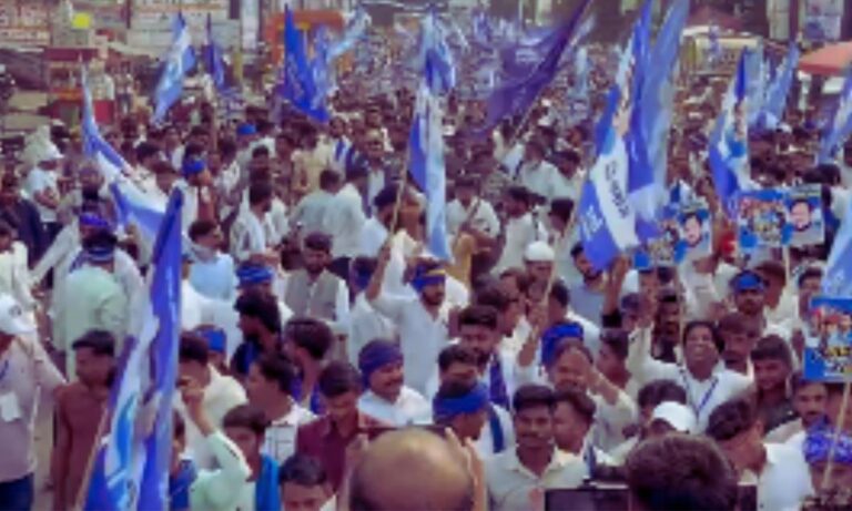 व्यवस्था परिवर्तन दिवस पर बिजनौर में सत्ता परिवर्तन यात्रा की शुरुआत करते चंद्रशेखर आजाद, समर्थकों की भारी भीड़ के बीच जनसभा को संबोधित करते हुए