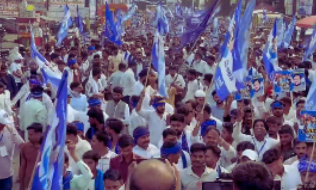 व्यवस्था परिवर्तन दिवस पर बिजनौर में सत्ता परिवर्तन यात्रा की शुरुआत करते चंद्रशेखर आजाद, समर्थकों की भारी भीड़ के बीच जनसभा को संबोधित करते हुए