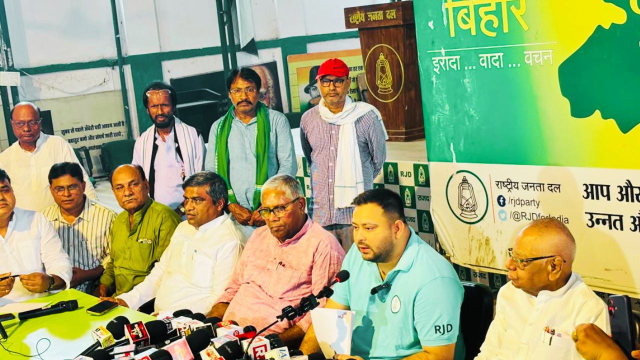पटना में प्रेस वार्ता के दौरान तेजस्वी यादव ने बिहार की वित्तीय स्थिति, कथित रिशु श्री महाघोटाले और भ्रष्टाचार को लेकर एनडीए सरकार पर गंभीर आरोप लगाए.