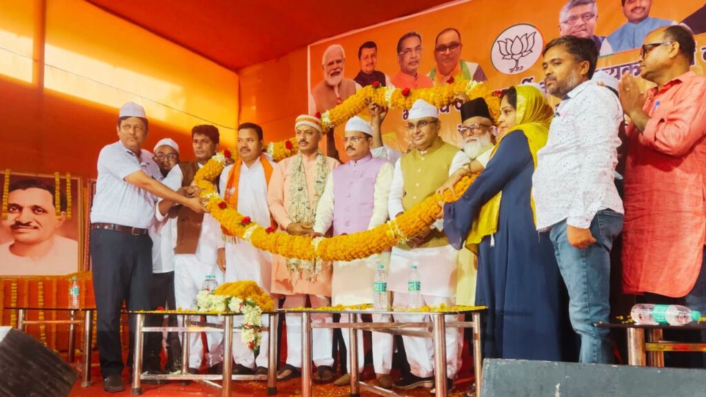 पटना में भाजपा अल्पसंख्यक मोर्चा के नवनियुक्त प्रदेश अध्यक्ष मोहिबुल हक पदभार ग्रहण करते हुए