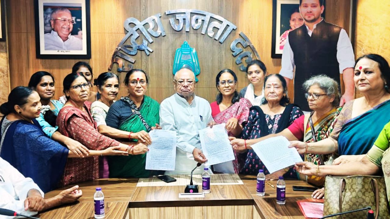 होम तीसरा पक्ष पटना में महिला संगठनों द्वारा महिला आरक्षण कानून लागू करने की मांग को लेकर विपक्षी दलों को ज्ञापन सौंपते प्रतिनिधि