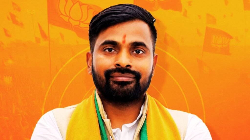बांकीपुर उपचुनाव के भाजपा प्रत्याशी नीरज कुमार सिन्हा कार्यकर्ताओं को संबोधित करते हुए