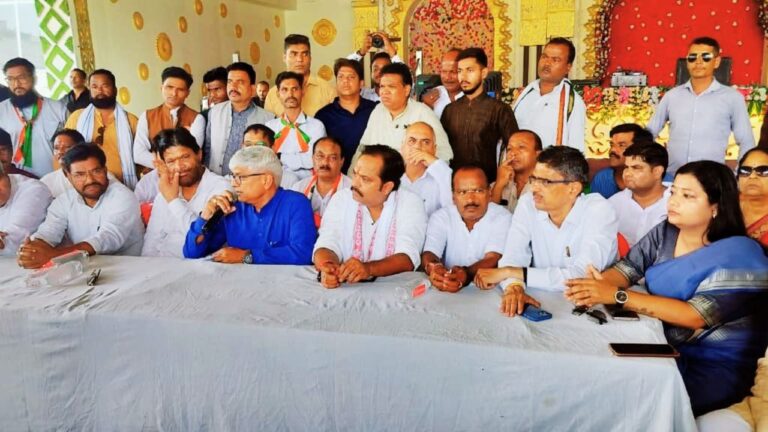 झांसी में प्रेस वार्ता को संबोधित करते कांग्रेस नेता राजेंद्र पाल गौतम।