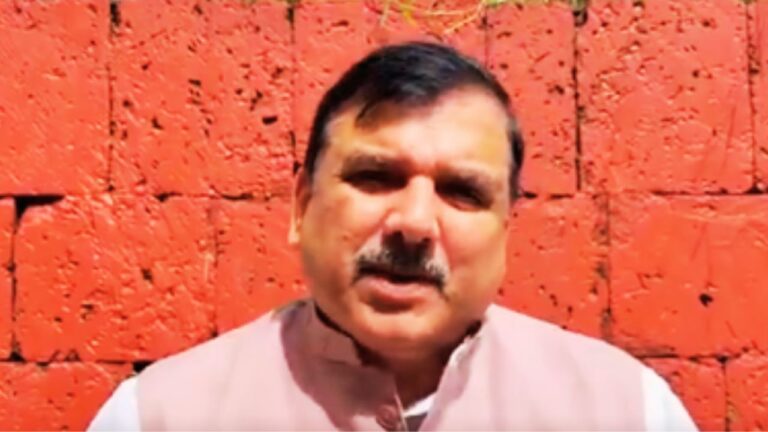 संजय सिंह का दावा: सोनम वांगचुक के अनशन पर सरकार और मीडिया की चुप्पी पर उठाए सवाल सोनम वांगचुक के अनशन पर प्रतिक्रिया देते AAP सांसद संजय सिंह