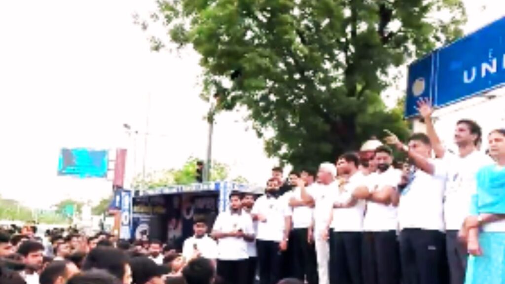 होम तीसरा पक्ष जयपुर में रन फॉर अगेंस्ट पेपर लीक कार्यक्रम के दौरान संबोधित करते कांग्रेस नेता टीका राम जूली