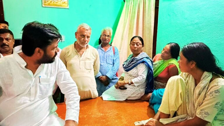 पटना में बंटी यादव के परिजनों से मुलाकात करते भाकपा माले के नेता